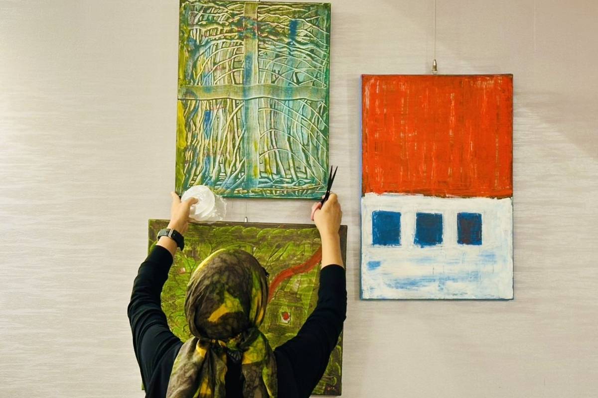 策展人林金菊佈置《楊茂秀的哲學思考習畫展》現場照