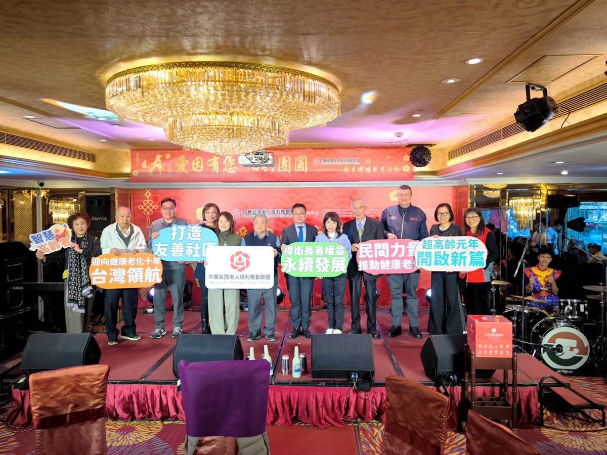 與會長官貴賓合照(右3內政部馬士元次長.右6衛福部呂建德次長)