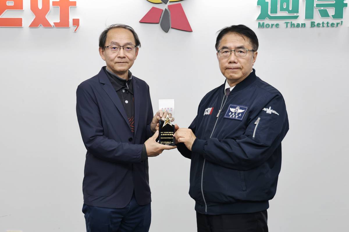 崇學國小勇奪_2025「未來教育_臺灣_100」特別獎，於市政會議獻獎