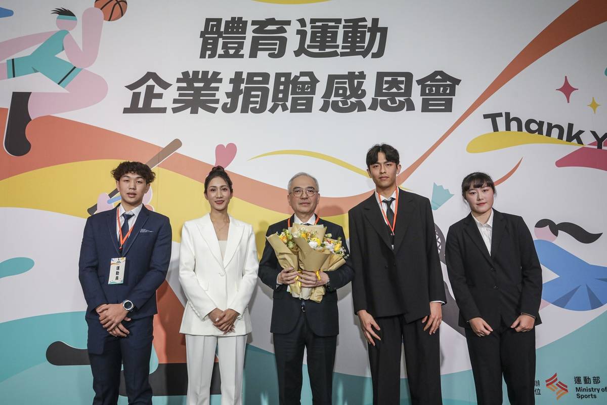 感恩會邀請受贈運動員分享自身投入訓練的歷程。左起：吳亮昀、羅佩琳、陳致傑、陳歆雅與新光三越百貨股份有限公司謝英明永續長(中)。(運動部提供)