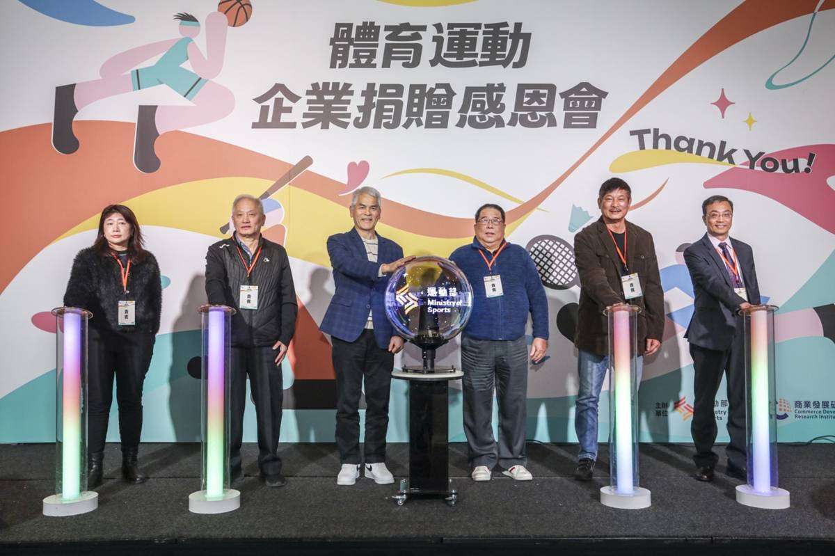 左起：中華帕拉林匹克總會唐碧穗組長、中華民國體育運動總會黃明副秘書長、運動部黃啟煌政務次長、中華奧林匹克委員會曾文宏副秘書長、中華民國大專院校體育總會余清芳秘書長、運動部產業及科技司王詔民司長共同啟動感恩儀式。(運動部提供)