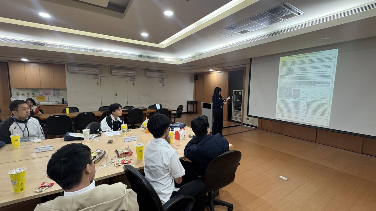 北見北斗高校學生山本真由發表「自驅型凝膠的運動軌跡」研究