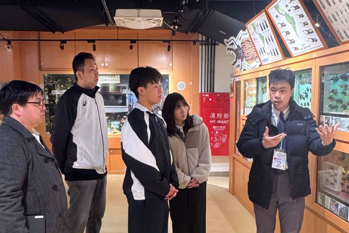 日本北海道北見北斗高校師生參訪北市成功高中，由學生林知正導覽校內昆蟲館