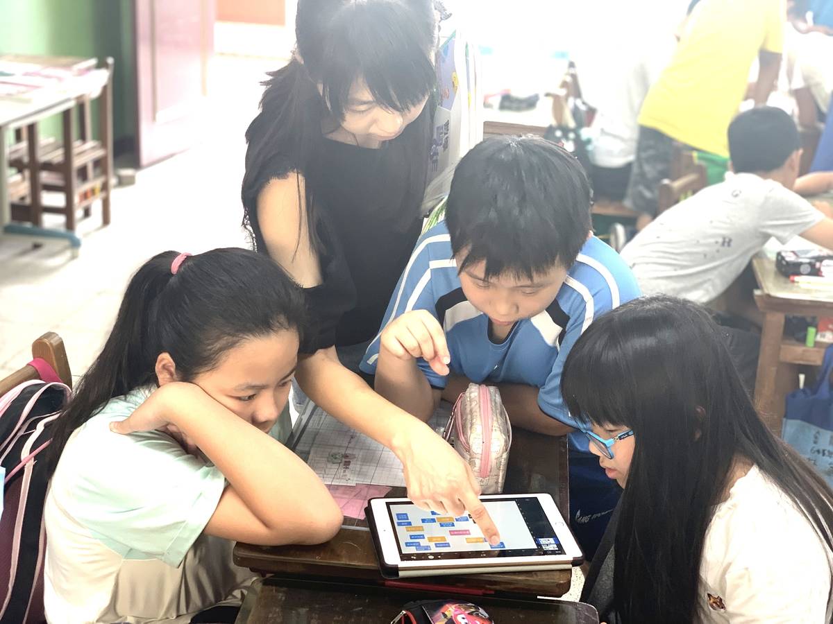 金龍國小於課堂中使用平板組內共學