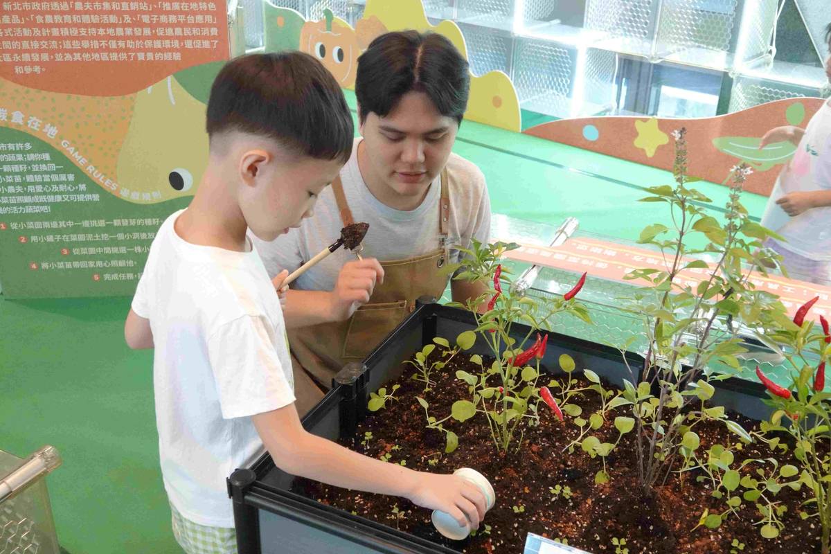 新北市「食現未來」食農教育展透過互動遊戲與實作體驗，讓親子認識農漁生產、飲食選擇與環境永續之間的關聯(資料照片)
