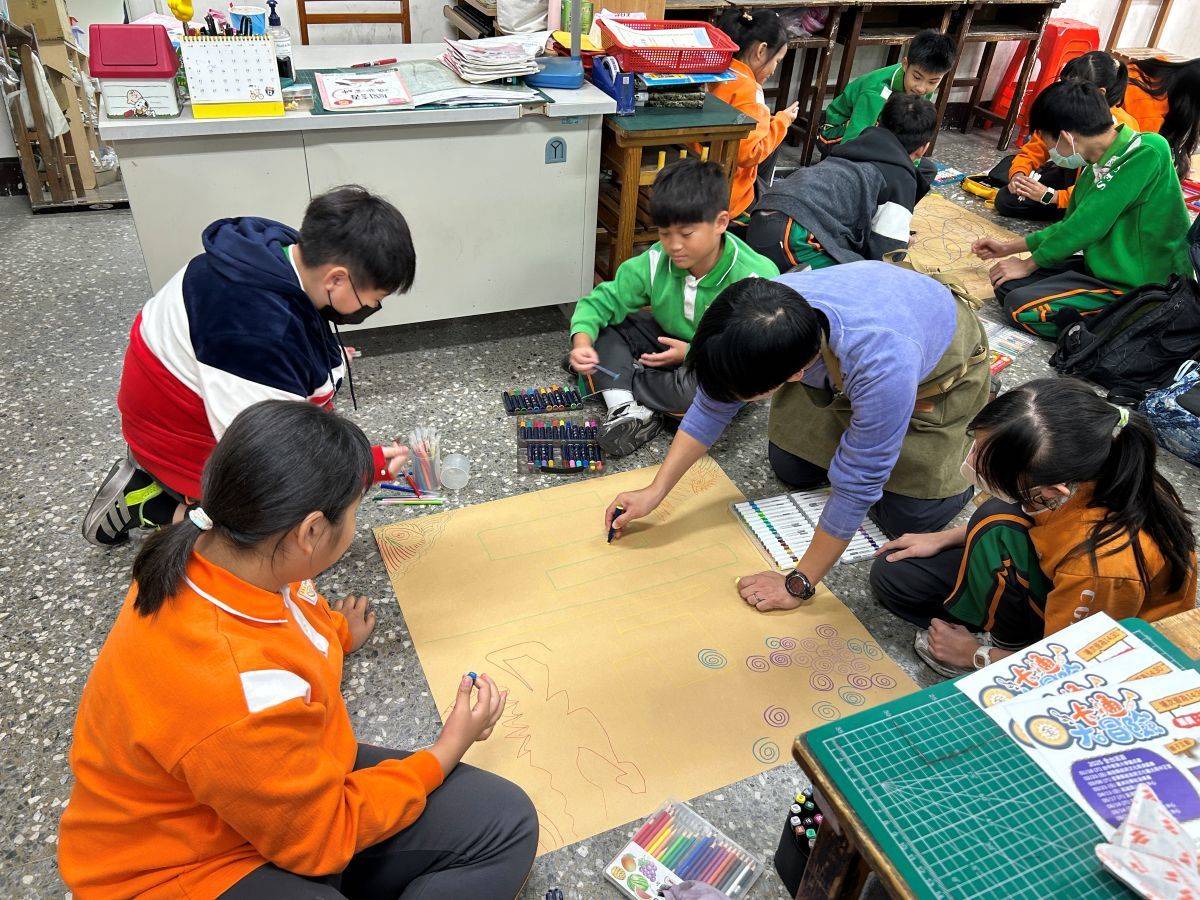 成功國小學生利用廢紙進行創作