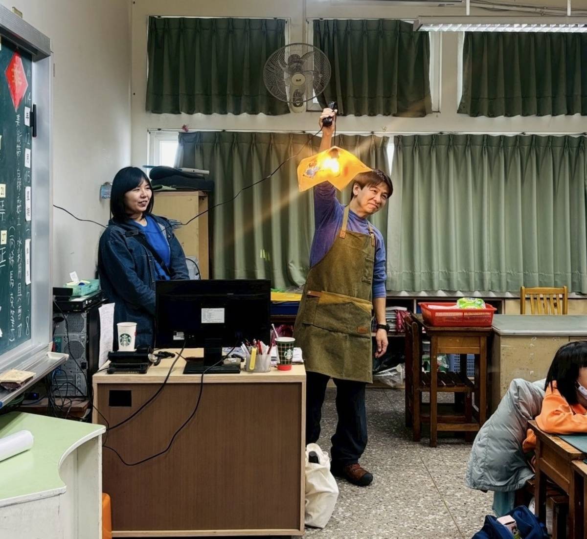藝術家鈴木泰人指導學生創作燈罩