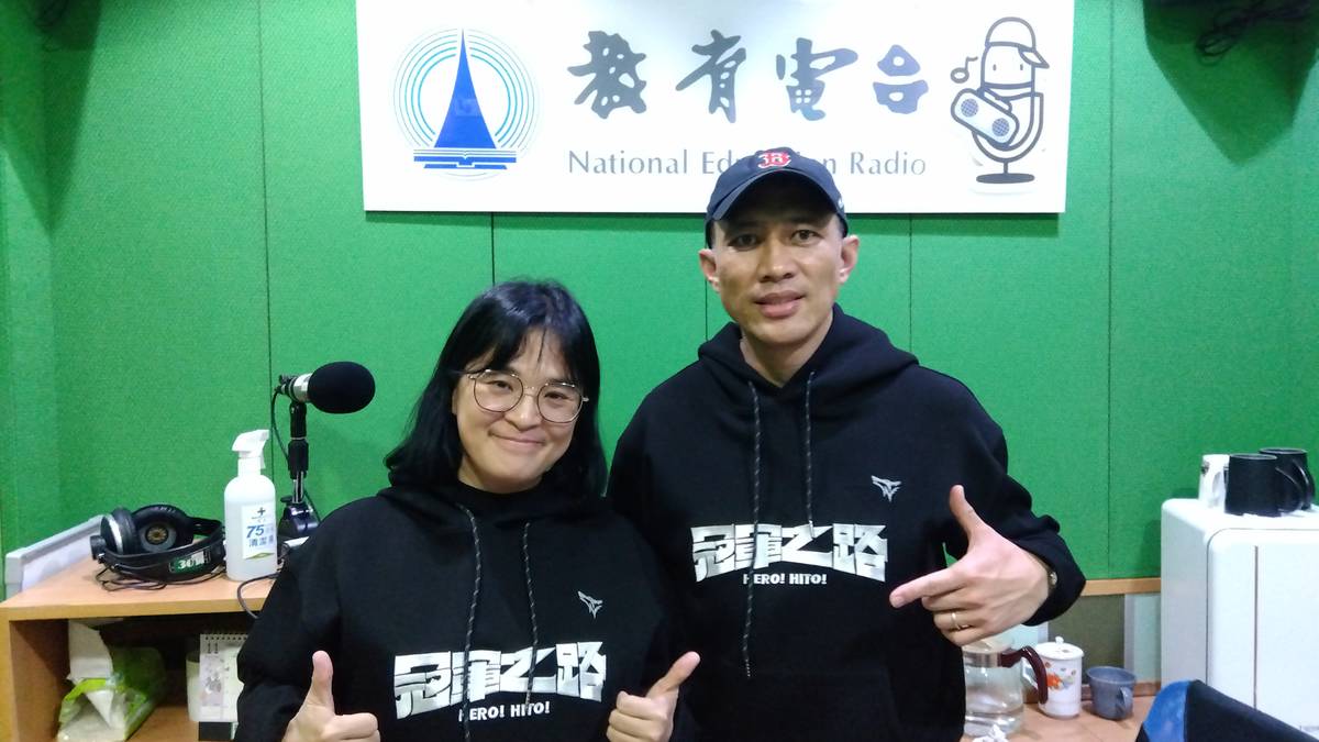 《生活開麥拉》特別邀請紀錄片《冠軍之路》導演龍男·伊薩克·凡亞斯(右)與監製黃瓀潢(左)，分享拍攝《冠軍之路》的幕後。