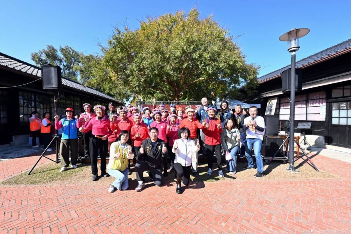 苗栗縣樂齡學習示範中心14日在山腳國小日式宿舍廣場舉辦114年度勤學獎頒獎典禮（圖:苗栗縣樂齡學習示範中心提供）