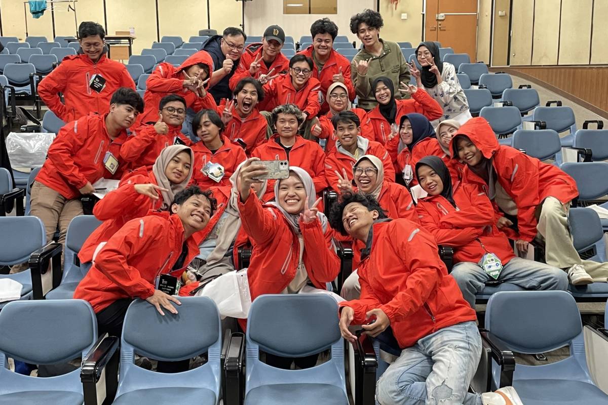 印尼學生收到外套後，立即換上並拍照打卡，向親友展示。(聖約翰科大提供)