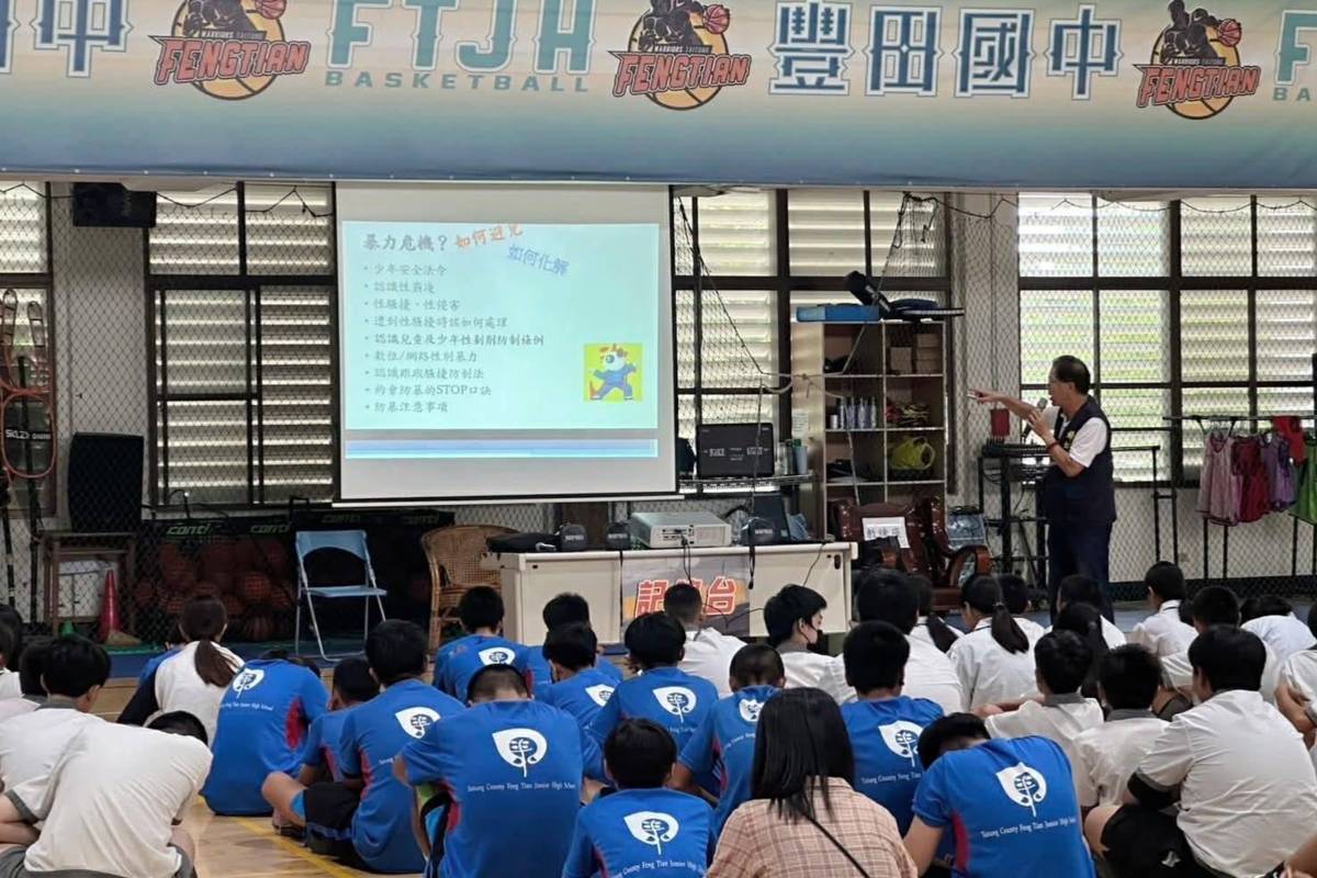 臺東縣警察局婦幼警察隊前往豐田國中，宣導數位性別暴力與最新詐騙手法。