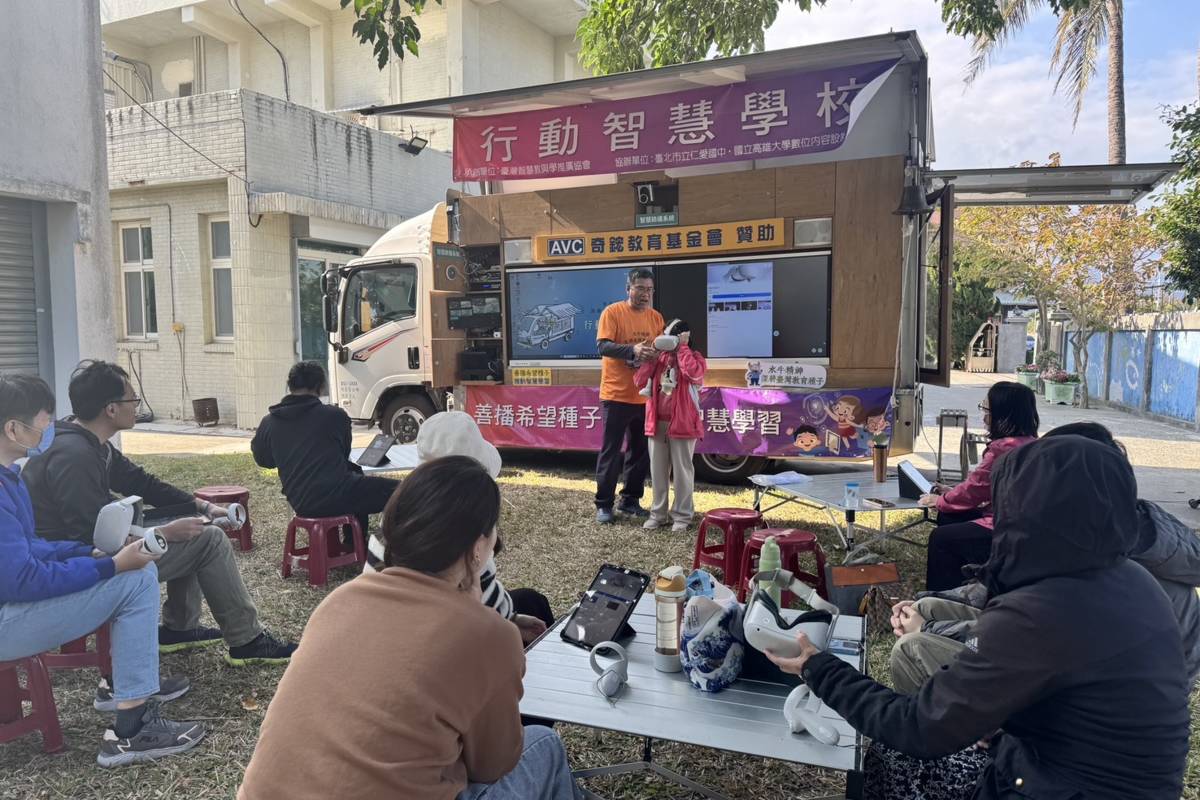 學員戴上VR頭盔，體驗數位科技運用在教學的魅力。