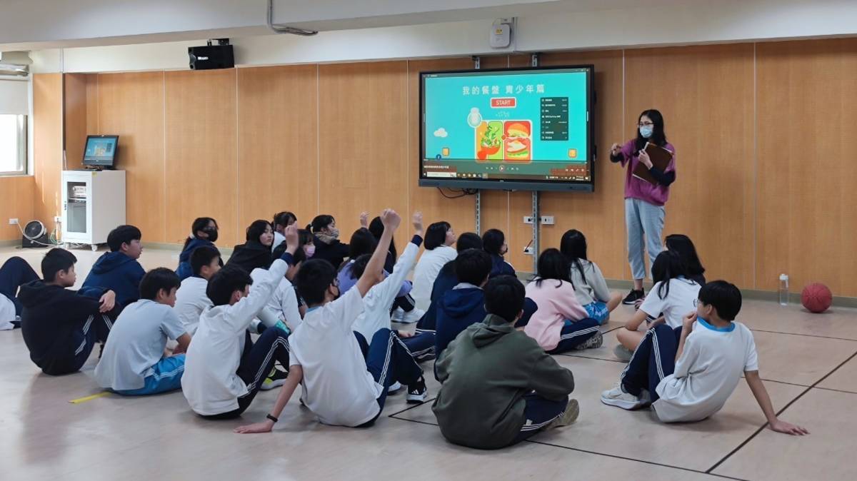 113學年度健康促進學校輔導計畫校園健康主播評選-國中組佳作-臺北市介壽國民中學-健康飲食宣導

臺北市介壽國民中學，以作品《身體動起來，笑容跟著來》，參與113學年度健康促進學校輔導計畫—校園健康主播評選，榮獲國中組佳作。積極推動「五正四樂」健康理念，將健康促進融入學生的校園生活與日常學習之中。為培養學生規律運動的習慣，並協助紓解國中課業帶來的身心壓力，學校規劃健康操、路跑活動及才藝競賽等多元體能活動，同時加強宣導健康飲食與良好睡眠的重要性。透過《身體動起來，笑容跟著來》影片拍攝，不僅深化學生對健康促進的理解，也引導同學更願意投入運動、調整生活作息，讓健康觀念不再只是單向的知識傳遞，而是成為推動學生邁向健康未來的重要力量。

採訪：臺北市介壽國民中學陳建廷校長、916朱薇伊同學、917 楊鎧馨同學、906王熙知同學
