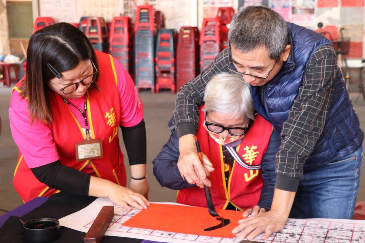 華山基金會舉辦百歲人瑞揮毫義賣 助孤老過好年