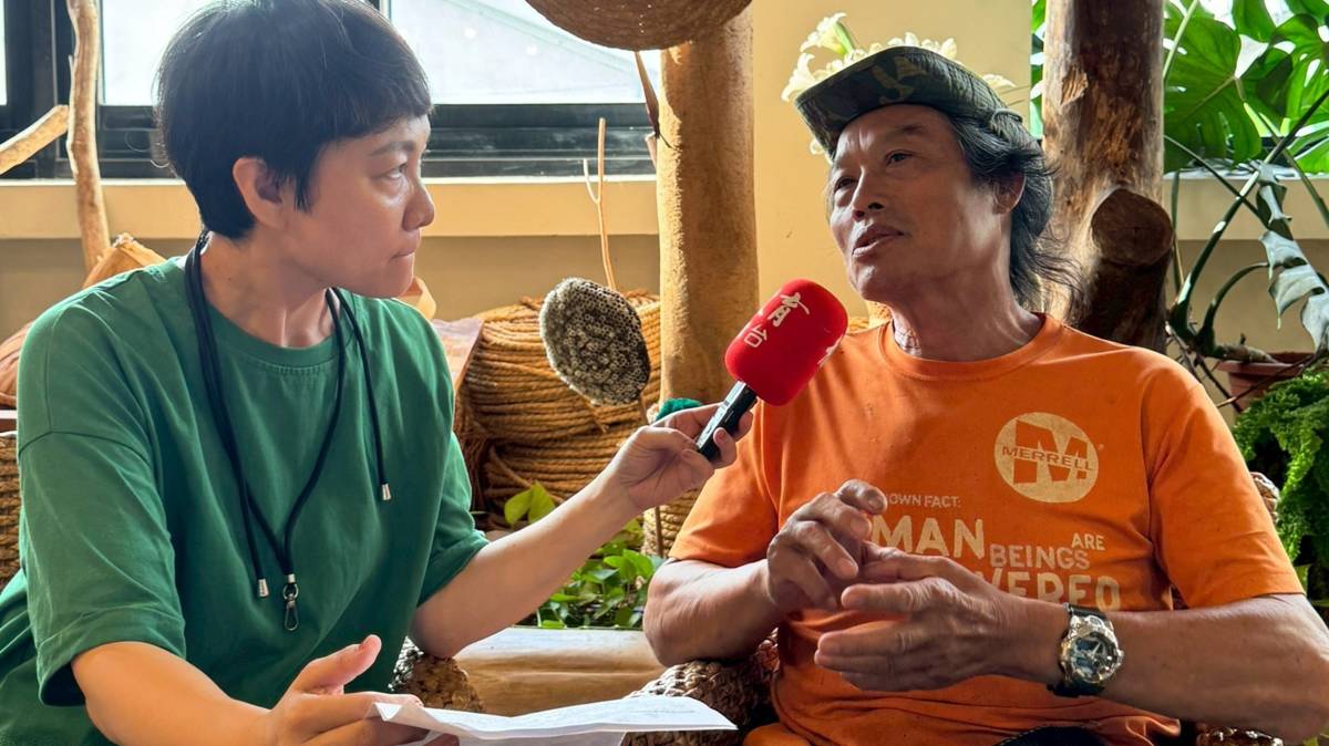 噶瑪蘭族原民藝術家陳正瑞(右)