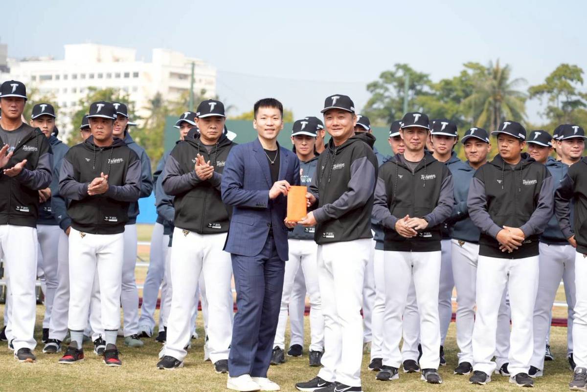 運動部李洋部長致贈加菜金，由曾豪駒總教練代表領受。(運動部提供)