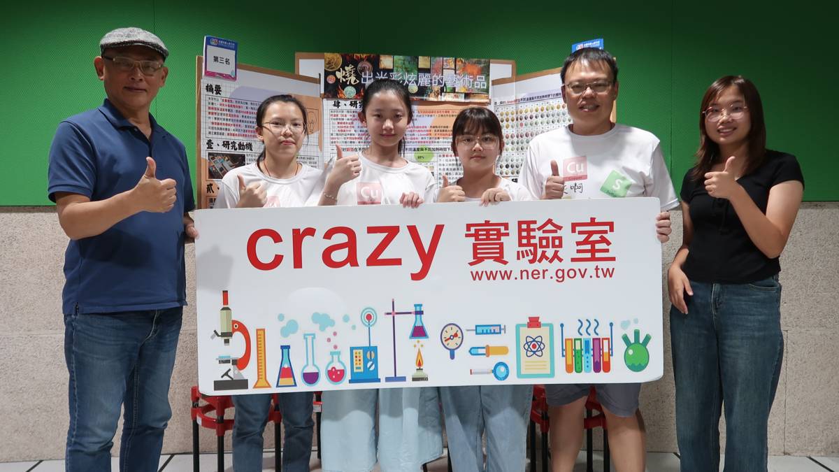 北港國中科展團隊師生和節目主持人K博士(左一)、姍姍(右一)合影。