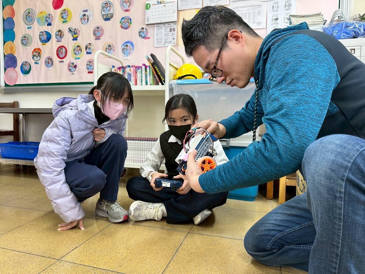 新北中山國小攜手錦和高中 推動機器人體驗課程