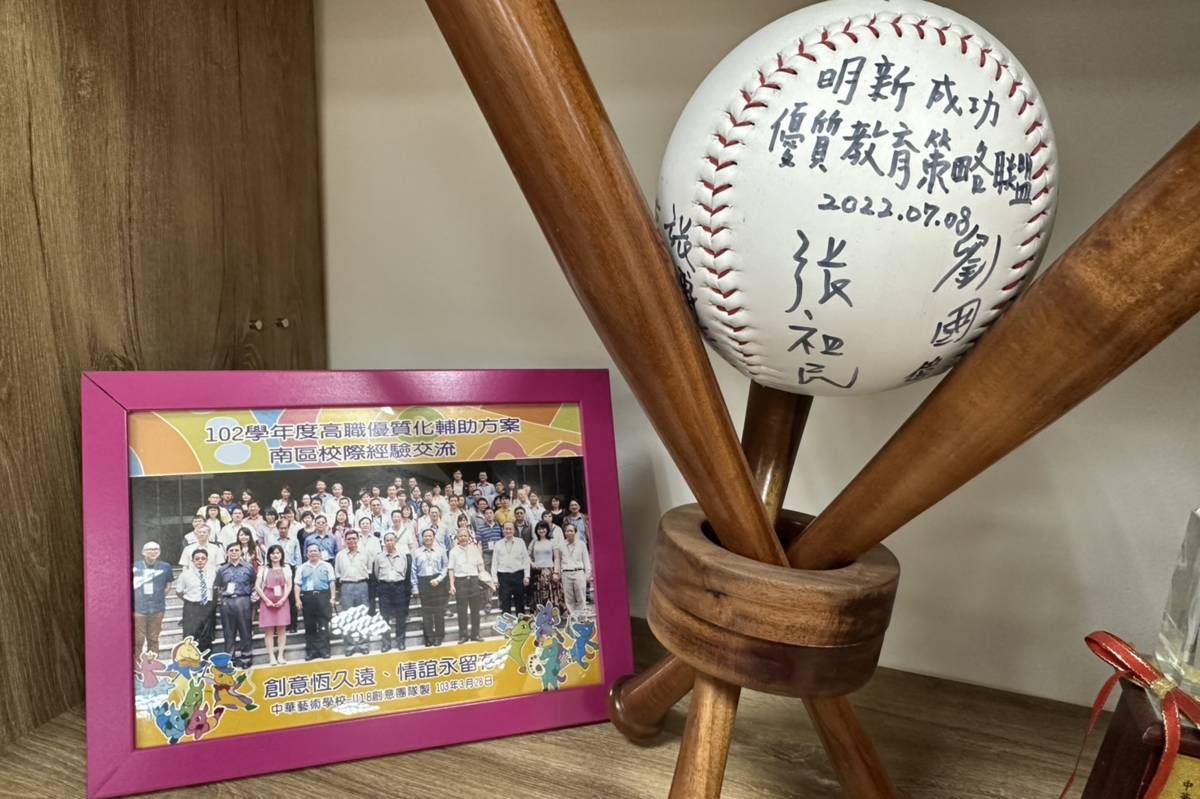 成功商水棒球隊歷史悠久，學校校史館展示歷屆物品。