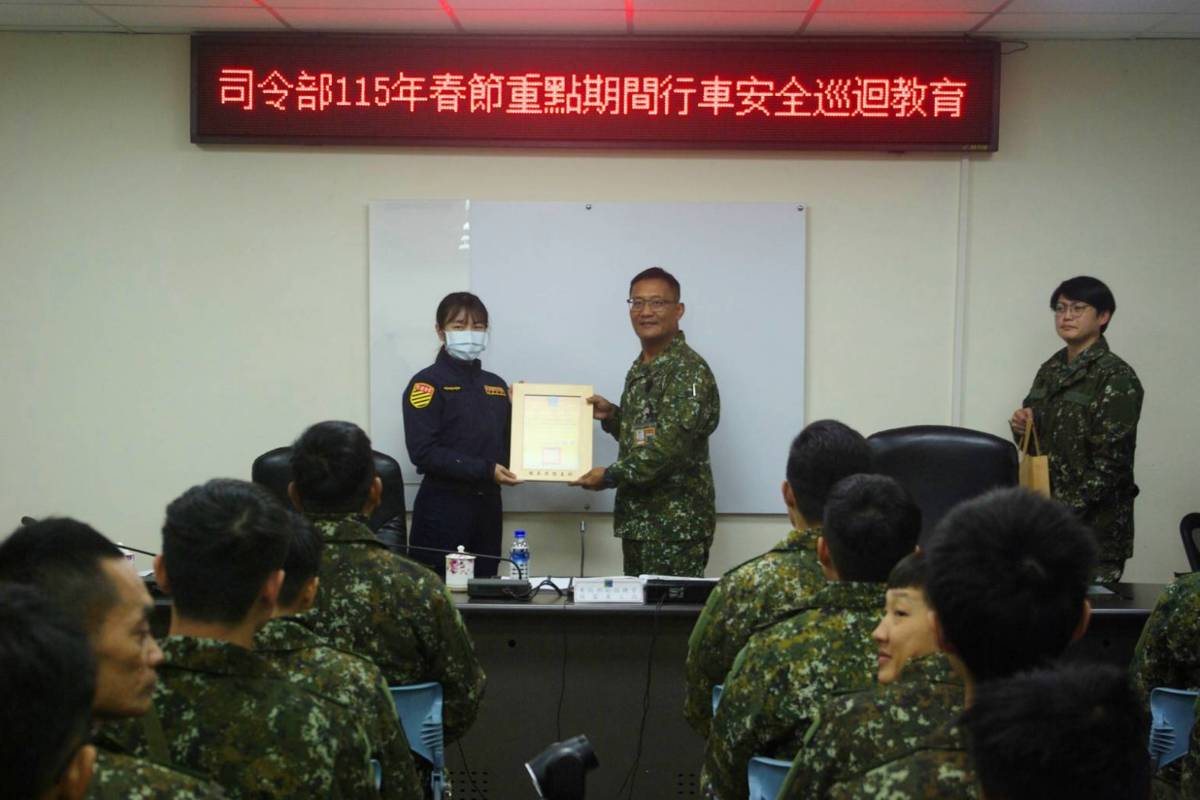 臺東交警赴太平營區，宣導春節交通安全守護官兵。