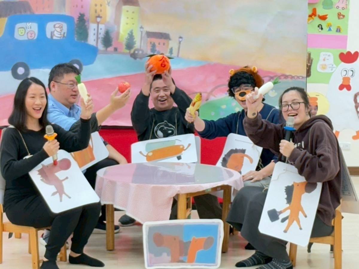 親師改編繪本《橘色的馬》透過戲劇呈現