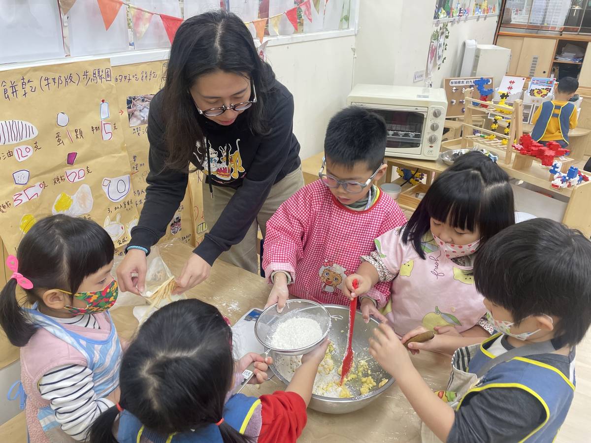 老師與幼兒一 起執行烤餅乾的步驟
