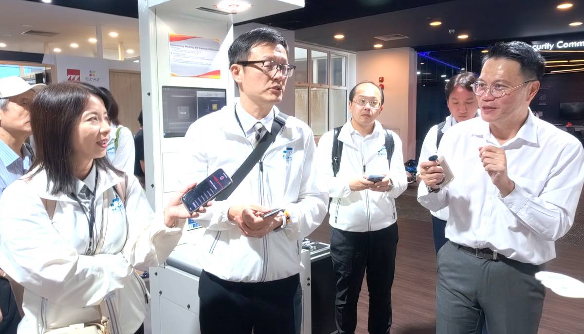 新加坡工藝教育局白偉龍署長親自為考察團說明教室規畫理念