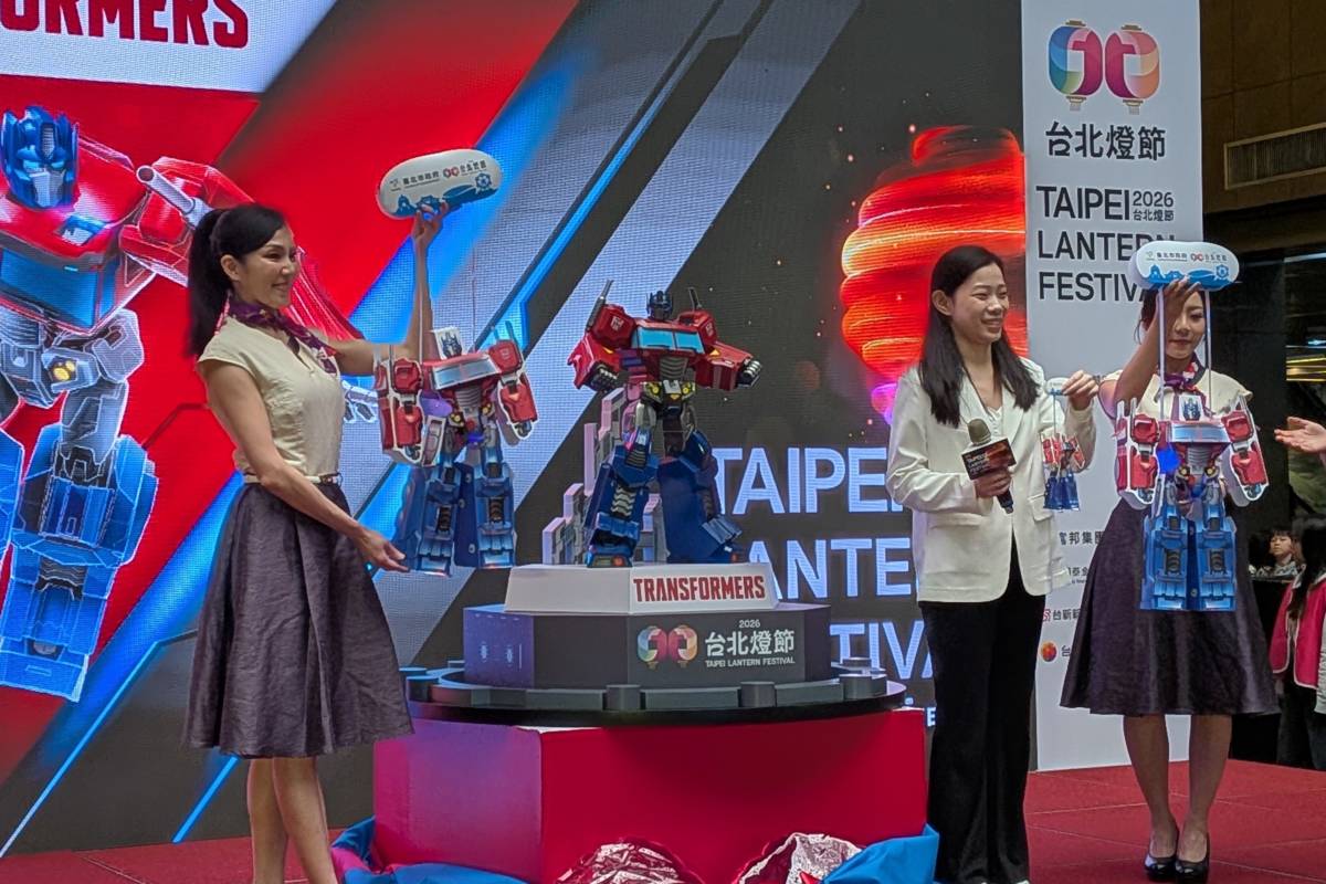 臺北市觀光傳播局長余祥表示，今年小提燈以柯博文為主題設計