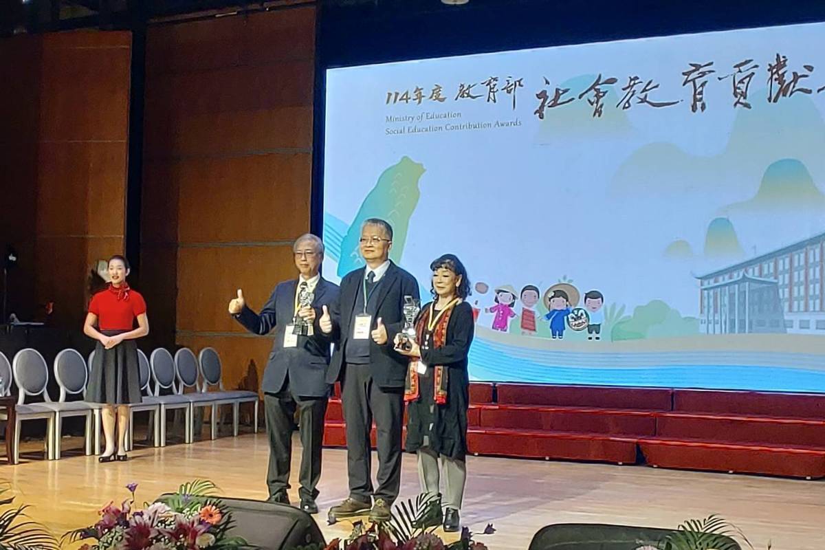 教育部社會教育貢獻獎今頒獎 (左起)林俊全教授、教育部次長劉國偉、賴秀峰理事長獲「終身奉獻獎」