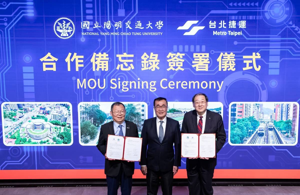 陽明交大與台北捷運公司昨日(15日)在臺北副市長李四川(中)見證下，由林奇宏校長(左)及趙紹廉董事長(右)代表簽署合作備忘錄。(圖臺北捷運公司提供)。