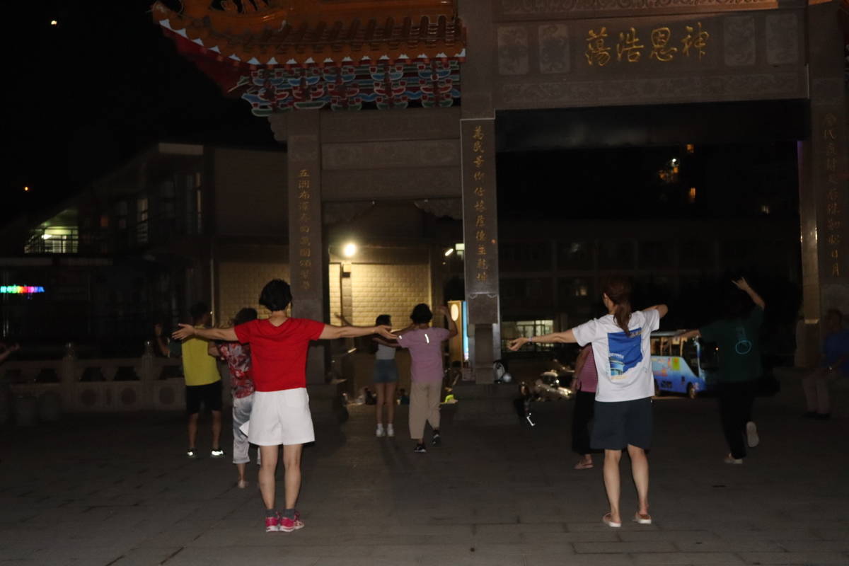兩位女大生勇敢走進廟口，挨家挨戶邀請阿公阿嬤跳廣場舞！