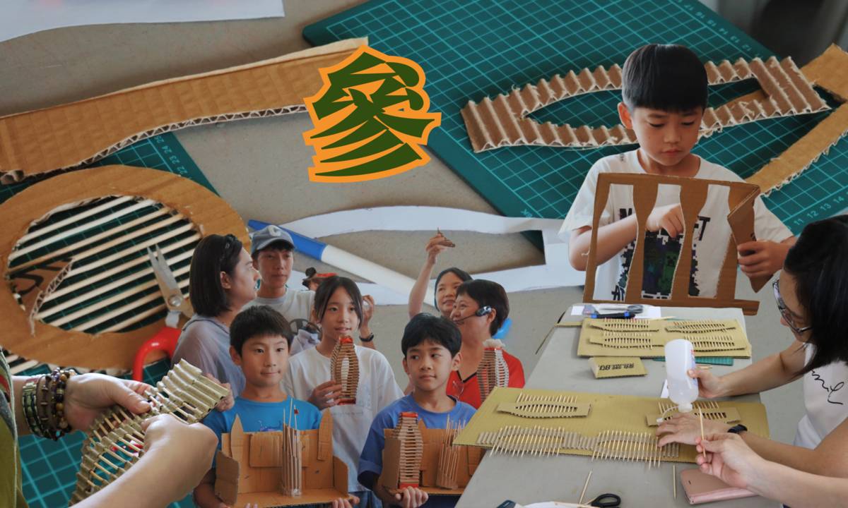 在社區辦公室協助進行社造活動，主題是「瓦楞紙箱再造花瓶」。