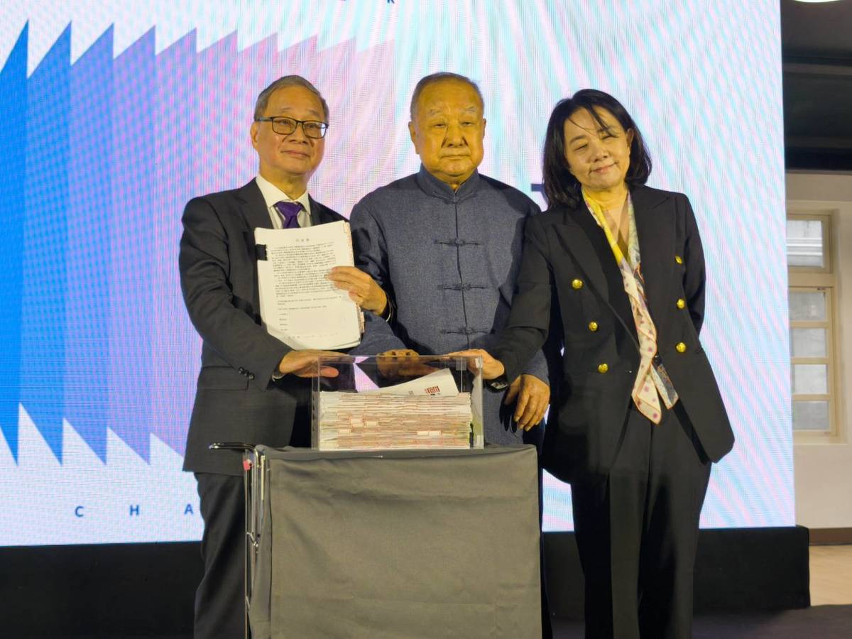 藝術家劉國松(中)在女兒的陪同下，將藝術家的同意書，移交給文化部部長李遠(左)，也讓全華網事件邁向終章。