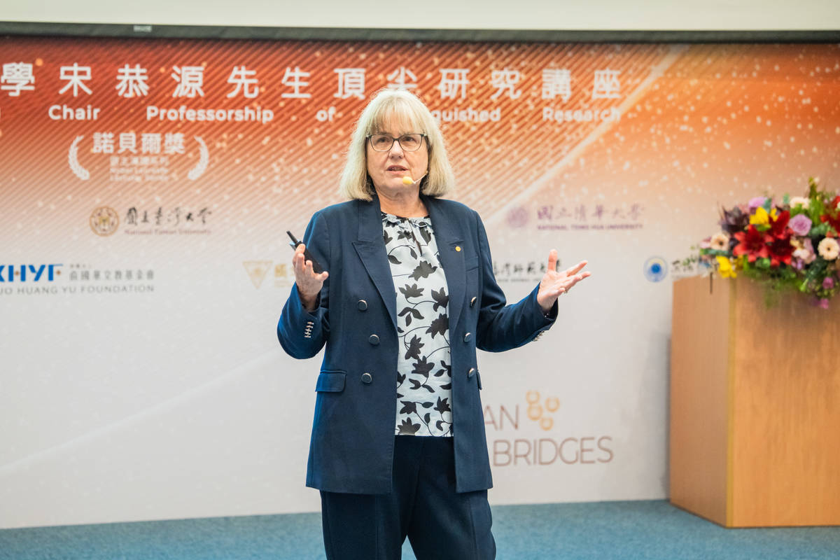 2018年諾貝爾物理學獎得主唐娜．史垂克蘭 (Donna Strickland)教授，以「Why trust in science is important」（相信科學為何重要）為題在臺大進行專題演講。(臺大提供)