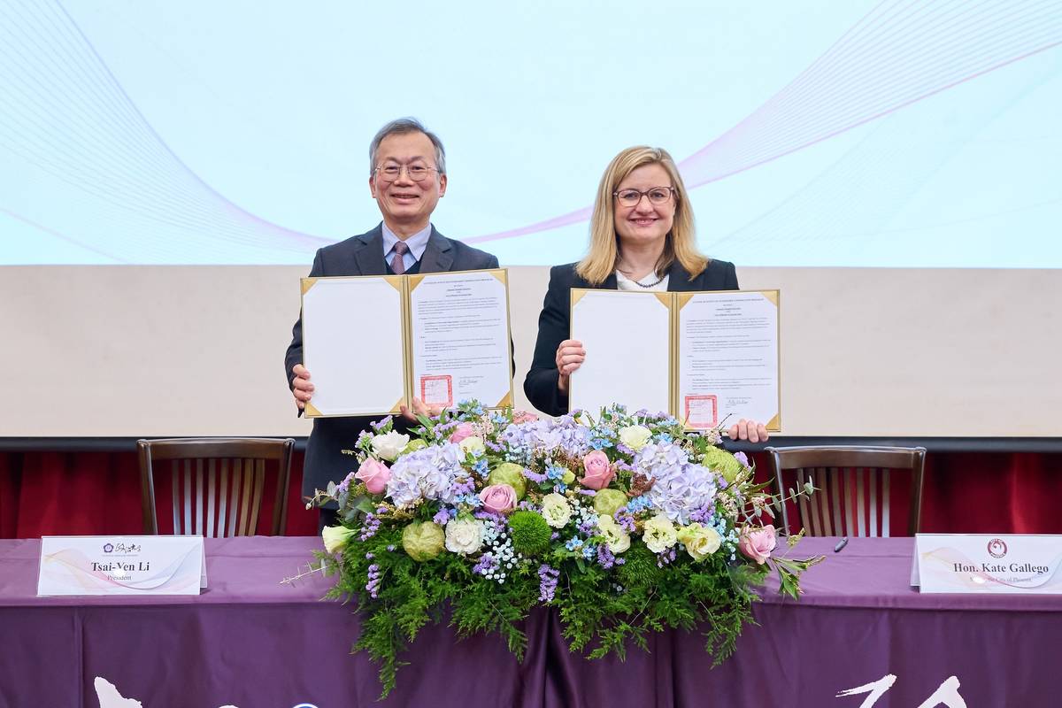 政大與鳳凰城市政府簽署實習合作意向書，由政大李蔡彥校長(左)與鳳凰城市長蓋蕾歌（Kate Gallego）代表簽署。(政大提供)