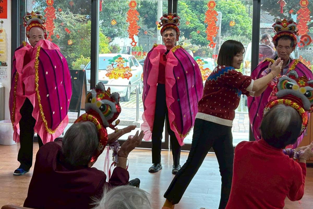 伸港秀和苑長輩化身「車鼓陣」 舞出新春好元氣
