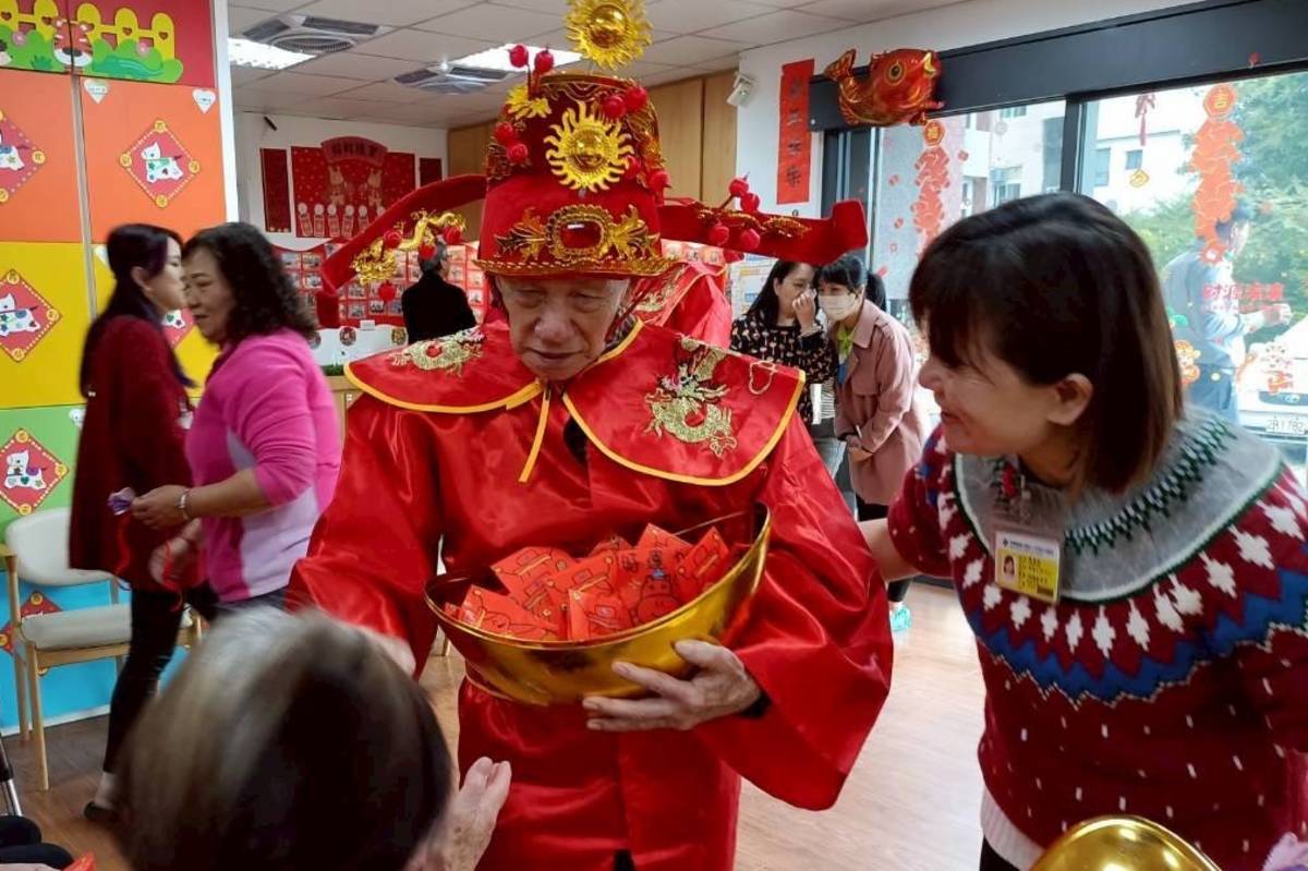 九十多歲的阿樟伯扮成財神爺，象徵福氣與長壽