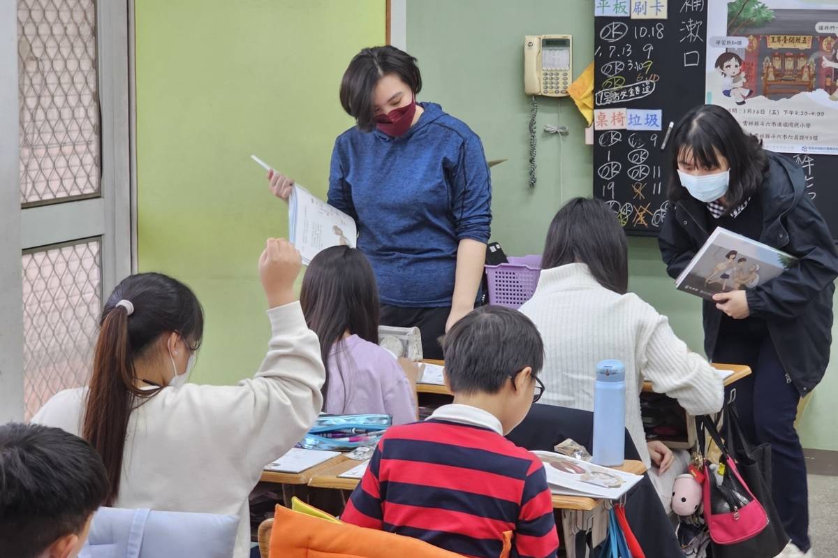 2位大姐姐與同學互動