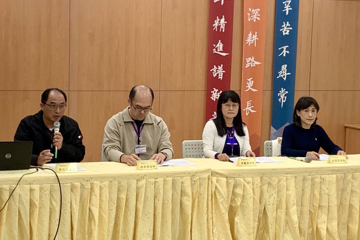 臺北市高中自然科教師群分析試題 (記者攝)