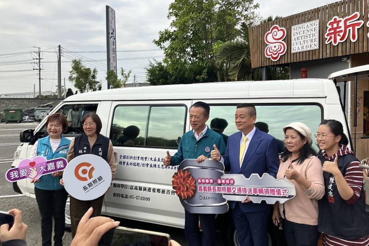 嘉義縣長翁章梁(右4)與來賓們合影 (嘉義縣社會局提供)