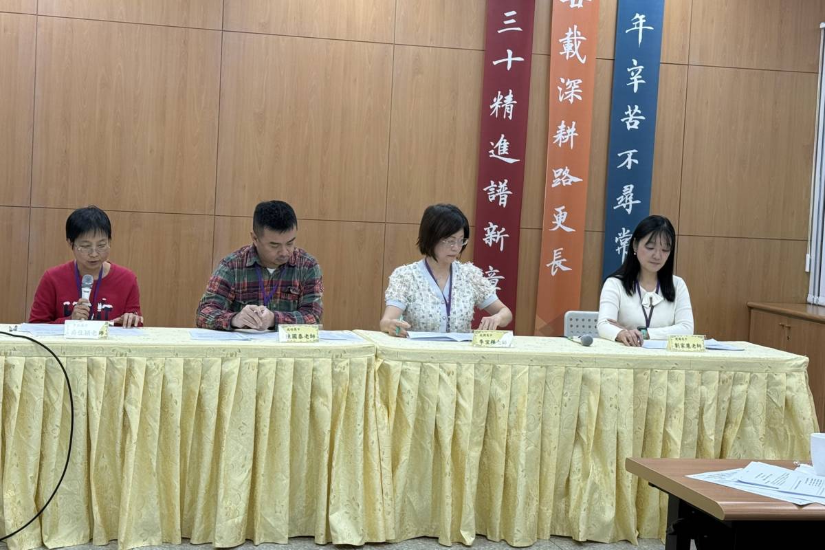 中正高中吳佳穎老師、成功高中陳國泰老師、成淵高中李宜樺老師、建國高中劉家慧老師(從左至右)，講解114年學測英文試題。