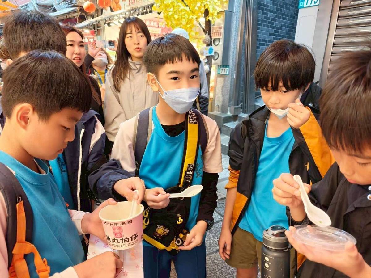 學生在戶外教學中，實際練習做金錢決策