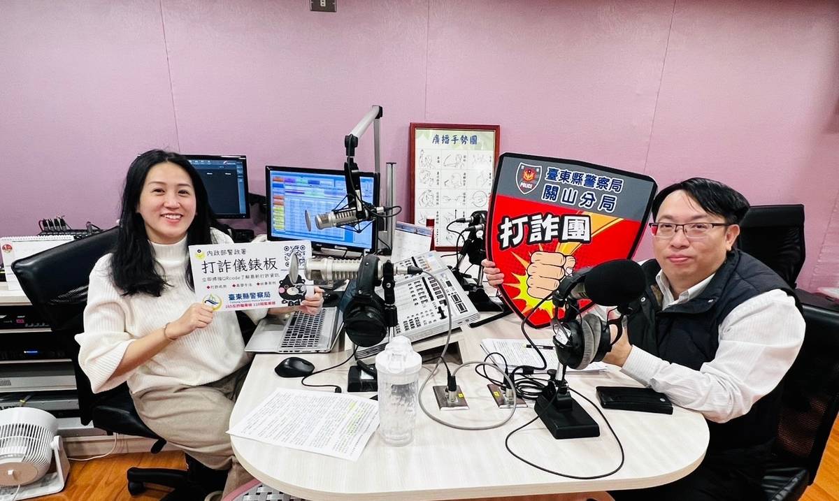 龔士哲分局長(右)面交要到派出所、無照駕駛就扣牌