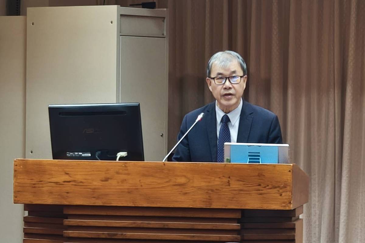 教育部部長鄭英耀赴立法院教委會進行報告。