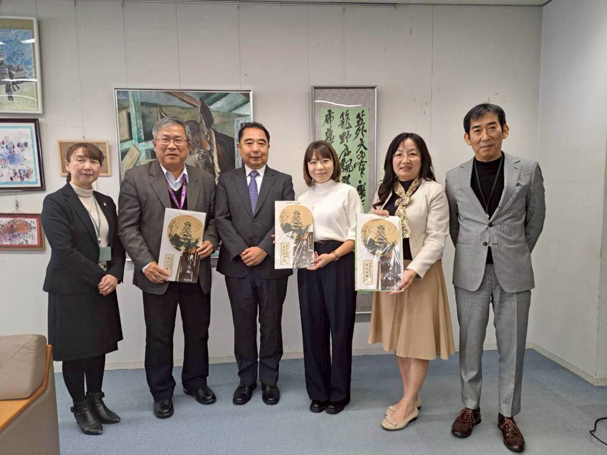 訪問熊本市教育委員會，與熊本市教育委員會教育長遠藤洋路(中)及團隊交流