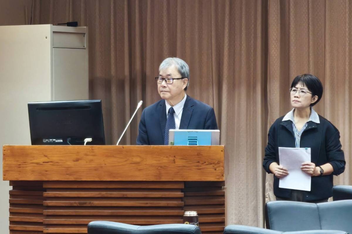 教育部部長鄭英耀(前)與國教署副署長戴淑芬在立法院教委會備詢。