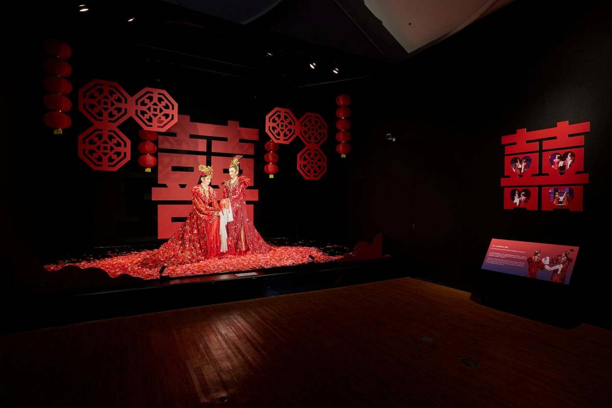 3劇場歌仔戲《薛丁山與樊梨花》中結婚一景，仿真人形分別為楊麗花(飾演薛丁山，右) 陳亞蘭(飾演樊梨花，左)(傳藝中心提供)