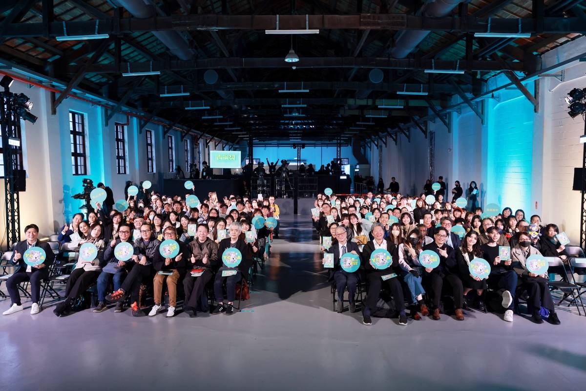 「第1屆青漫獎頒獎典禮」今（20）日舉行，文化部長李遠（前排右7）、漫畫家敖幼祥（右6）、常勝（左7）等出席力挺，鼓勵青少年學子繼續在漫畫創作上展現優異潛力與創意。(文化部提供)