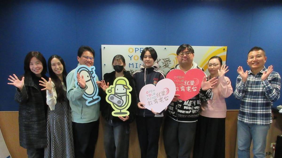 左起 節目主持人（臺中市北屯區東光國小賴珮菁教師、臺中市西屯區上石國小呂淑媛教師）來賓（	臺中市立臺中工業高級中等學校 何俊明實習主任、臺中市立臺中工業高級中等學校 顧幸茹同學、臺中市大明高級中等學校 劉沛語同學、臺中市大明高級中等學校 賴佑霖教師）高中職教育科承辦人郭旆辰及教育電台常罡。

