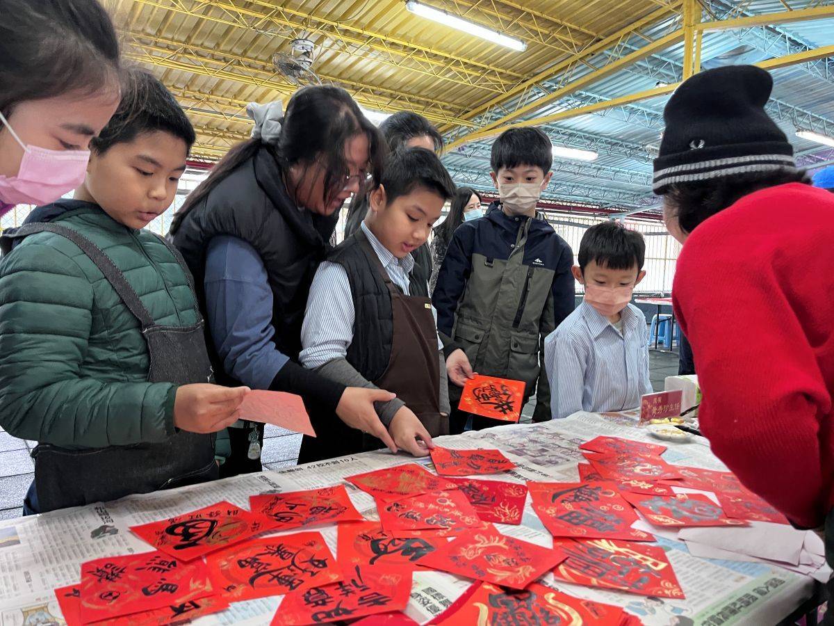 興德國小學生領取春聯，感受節慶氛圍